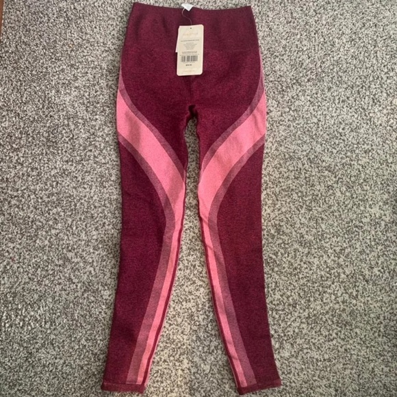 New Fabletics Workout Set - Picture 5 of 8